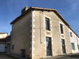 an old white building with a corner at Petite escale Vivonnoise a 2 in Vivonne