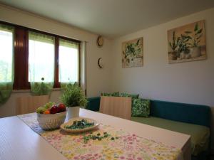 una mesa de comedor con un bol de fruta. en La casa di Beppin, en Sassello