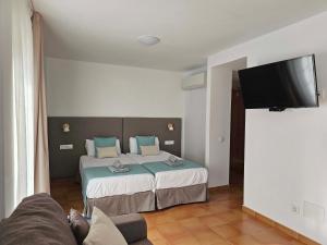 モロ・デル・ハブレにあるApartamentos La Cebadaのベッドルーム(ベッド1台、薄型テレビ付)