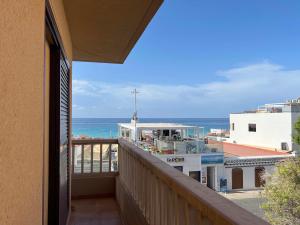 balcón con vistas al océano en Apartamentos La Cebada, en Morro del Jable