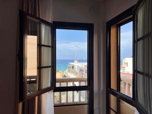 モロ・デル・ハブレにあるApartamentos La Cebadaの海を望む窓2つが備わる客室です。