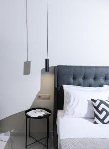 een slaapkamer met een bed en een bijzettafel bij Arbona Apartment Ι in Vóroi