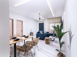 sala de estar con mesa, sillas y sofá en Arbona Apartment Ι, en Vóroi