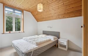 Llit o llits en una habitació de Nice Apartment In Tarm With Kitchen