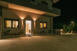 una casa con luces al costado de ella por la noche en Arbona Apartment Ι, en Vóroi