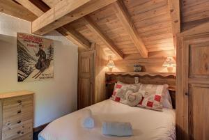 Chalet Blackbushe – Traditional Chalet - Alpes Travel – Sleeps 4-6 객실 침대 사진 26개 이상