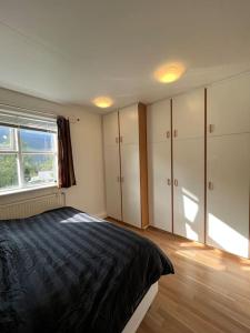 Un dormitorio con una cama grande y una ventana en Cozy apartment in Seydisfjordur, en Seyðisfjörður