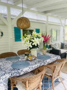 mesa de comedor con mantel azul y blanco en Domek holenderski Hampton en Dominice