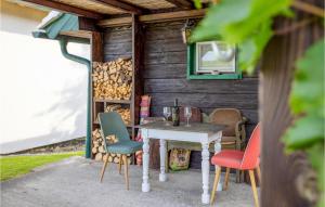 einen Tisch und Stühle außerhalb einer Hütte in der Unterkunft Amazing Home In Deutsch Schtzen With 1 Bedrooms in Deutschschützen