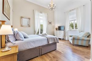 Postel nebo postele na pokoji v ubytování Villa Isabella by OCvillas + 51 fotografií