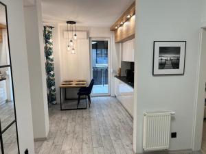 una cucina e una sala da pranzo con tavolo e sedia di Apartament Korczak Park a Kalisz