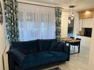 sala de estar con sofá y mesa en Apartament Korczak Park, en Kalisz