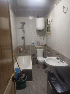 y baño con bañera, aseo y lavamanos. en شقه مفروشه علي جسر السويس, en El Cairo