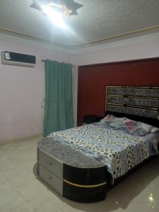 1 dormitorio con 1 cama y cortina verde en شقه مفروشه علي جسر السويس, en El Cairo