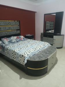 1 dormitorio con 1 cama grande y espejo en شقه مفروشه علي جسر السويس, en El Cairo