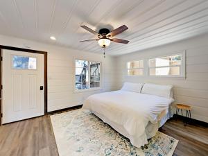 a bedroom with a bed and a ceiling fan at Manzanita Holiday in South Lake Tahoe