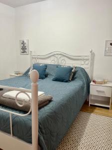 サラエボにあるDivine Apartments Sarajevoのベッドルーム1室(青い枕のベッド1台付)