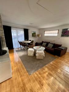 サラエボにあるDivine Apartments Sarajevoのソファとテーブルのあるリビングルーム