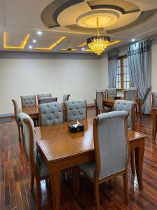 een conferentieruimte met een houten tafel en stoelen bij Dirleh Hotel in Skardu