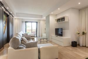 un soggiorno con divano e TV di Villa Diagonal a Can Picafort