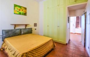 um quarto com uma cama com uma colcha amarela em Beautiful Apartment In Staletti With Wifi And 2 Bedrooms em Stalettì