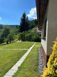 una pasarela junto a un edificio junto a un patio en Apartment Klingerček en Banská Štiavnica