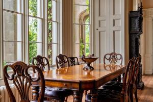 - une salle à manger avec une table et des chaises en bois dans l'établissement Finest Retreats - Apley Hall, à Bridgnorth