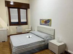 een slaapkamer met een bed met twee handdoeken erop bij Lido Blu in Genua