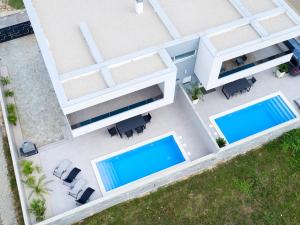 una vista aérea de una casa con 2 piscinas en Villa Kana en Umag