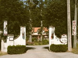 a house with a gate in front of a driveway at Hostellerie Du Lys in Lamorlaye