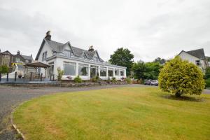 a house with a lawn in front of it at Strathnaver in Oban