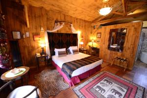 um quarto com uma cama num quarto com paredes de madeira em Chateau Du Boisniard em Chambretaud