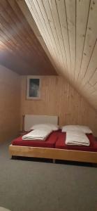 Giường trong phòng chung tại Chata Uhelka