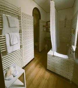 e bagno con doccia, servizi igienici e lavandino. di Hostellerie Du Lys a Lamorlaye