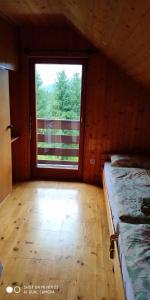 Cette chambre dispose d'une fenêtre et de 2 lits. dans l'établissement Holiday House Jezerka, à Bohinj