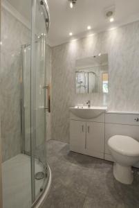 a bathroom with a toilet and a sink and a shower at Strathnaver in Oban