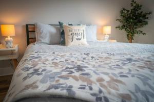 uma cama com uma almofada que diz para ser sempre agradável em Walk to Helen Downtown-Gated Golf Resort em Helen