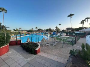 a large swimming pool in a resort at Chalet Privato con Jacuzzi New in Maspalomas