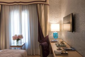 Telewizja i/lub zestaw kina domowego w obiekcie Splendid Venice - Starhotels Collezione