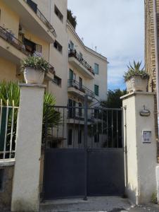 ein Tor vor einem Gebäude mit Topfpflanzen in der Unterkunft A casa da Cri B&B in Rom