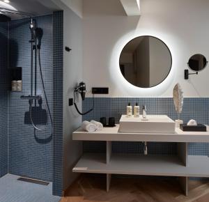 y baño con lavabo y ducha con espejo. en URBANAUTS STUDIOS Fillgrader, en Viena