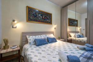 1 dormitorio con 1 cama grande y espejo en Relax House and Fitness 9, en Villanova Monteleone