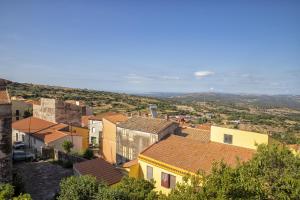 uma vista para uma cidade com casas e árvores em Relax House and Fitness 9 em Villanova Monteleone