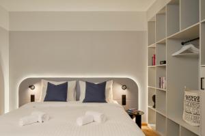 ein Schlafzimmer mit einem großen Bett mit blauen Kissen in der Unterkunft URBANAUTS STUDIOS Fillgrader in Wien