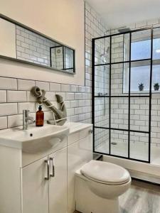 bagno bianco con servizi igienici e lavandino di Brewery Loft a Newport