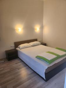 sypialnia z dużym białym łóżkiem z 2 poduszkami w obiekcie Бунгала - Камчия - Електрон Универс w Kamcziji