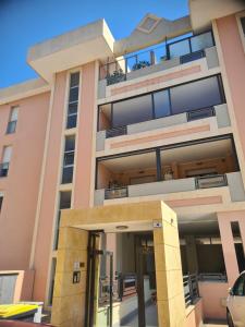 una imagen de un edificio de apartamentos en Penthouse genneruxi en Cagliari