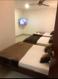 Postel nebo postele na pokoji v ubytování HOTEL IMPERIAL LA QUINTA