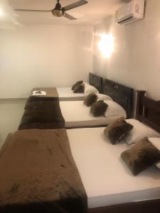Postel nebo postele na pokoji v ubytování HOTEL IMPERIAL LA QUINTA