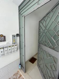 an open door in a bathroom with araudificialificialificialificialificialificialificial at casa vacanze La Farfalla in Capo dʼOrlando